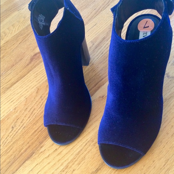 Madden chunky blue velvet heels NWOT size 7M - Picture 3 of 8